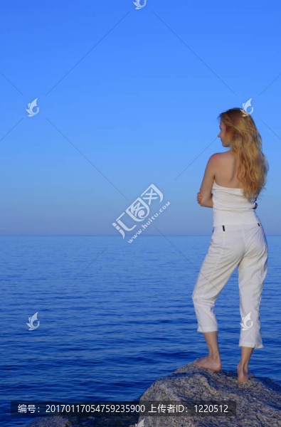 平靜的年輕女人看著大海