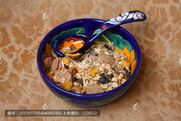 帶谷物的彩色碗和勺子