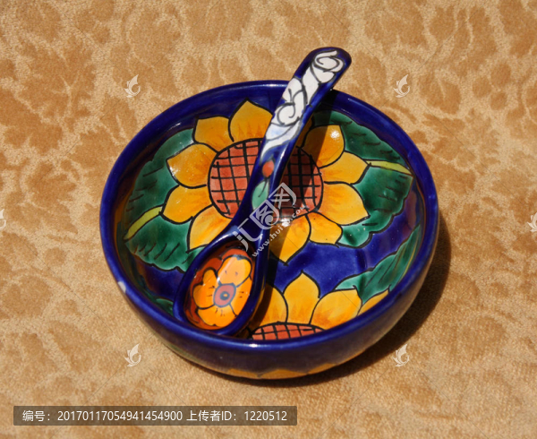 帶勺子的彩色碗