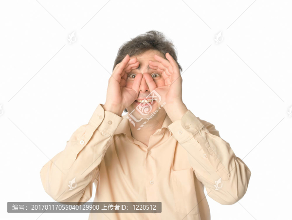 男人盯著什么