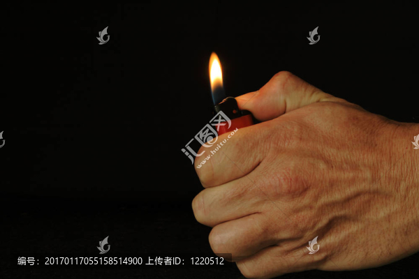 一方面用打火機