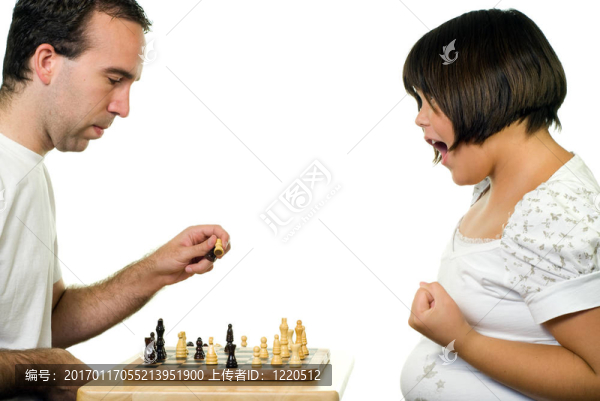 女孩贏得國(guó)際象棋游戲