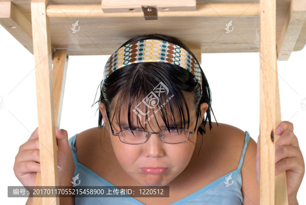 女孩躲在桌下