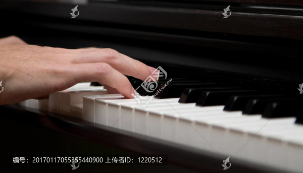 我的音樂(lè)制作！鋼琴玩家特寫照片