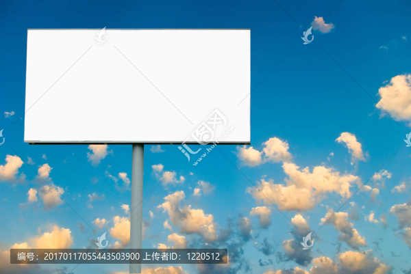 藍(lán)天上空的廣告牌