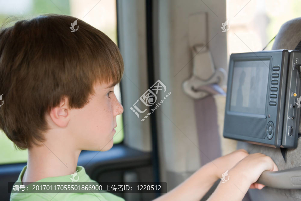 男孩看電影