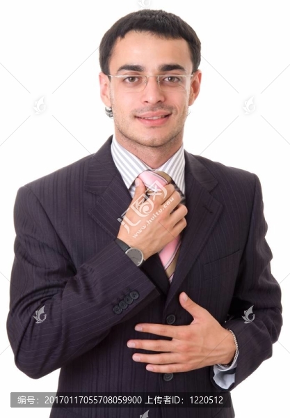 調(diào)整他的領(lǐng)帶