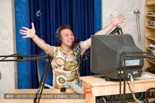 微笑的電臺DJ。