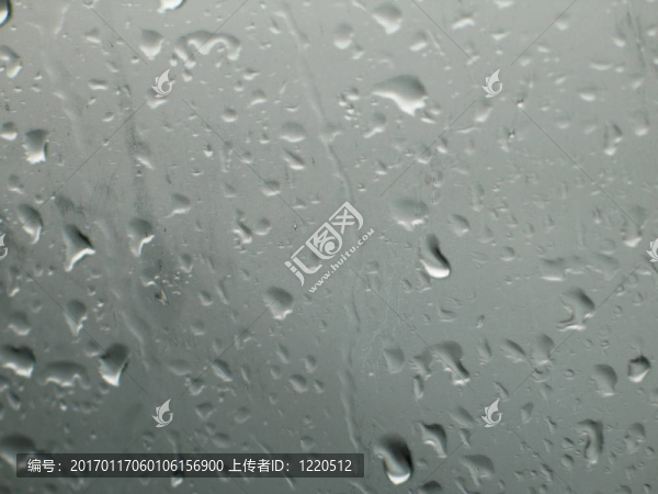 有霧的窗戶下的雨滴