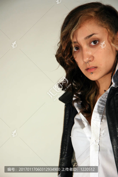 一個(gè)混血的年輕女人的肖像