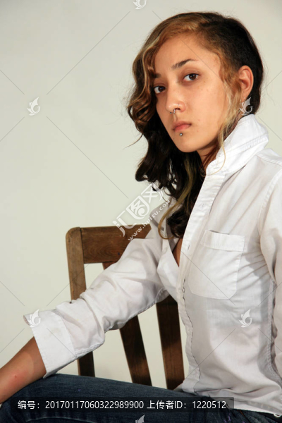一個(gè)混血的年輕女人的肖像