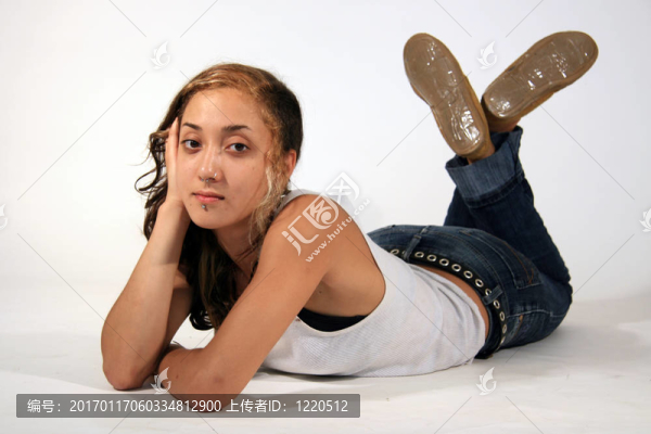 一個(gè)混血的年輕女人的肖像