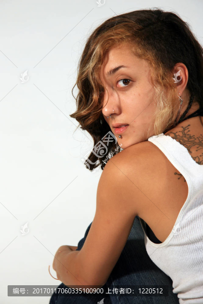 一個(gè)混血的年輕女人的肖像