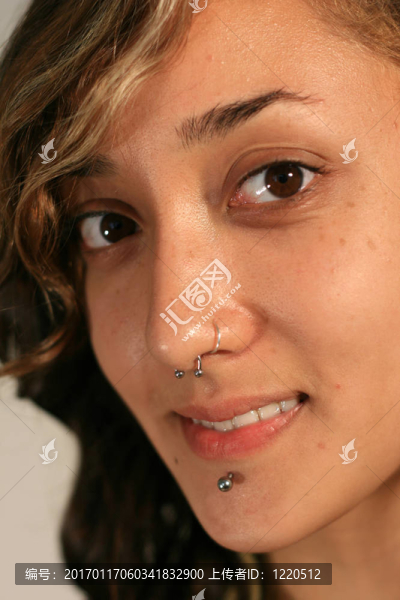 一個(gè)混血的年輕女人的肖像
