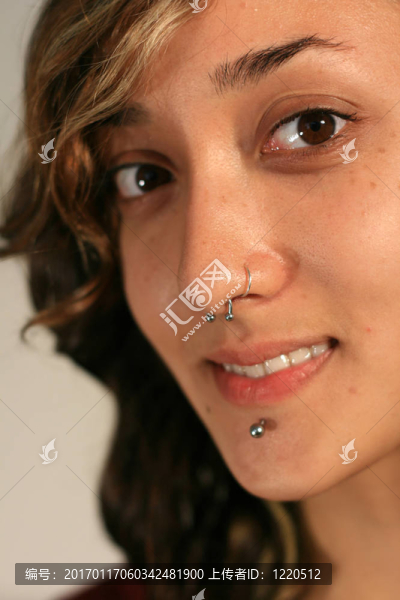 一個(gè)混血的年輕女人的肖像