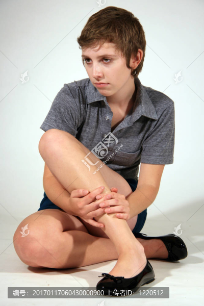 孤立的漂亮的年輕女人/女孩