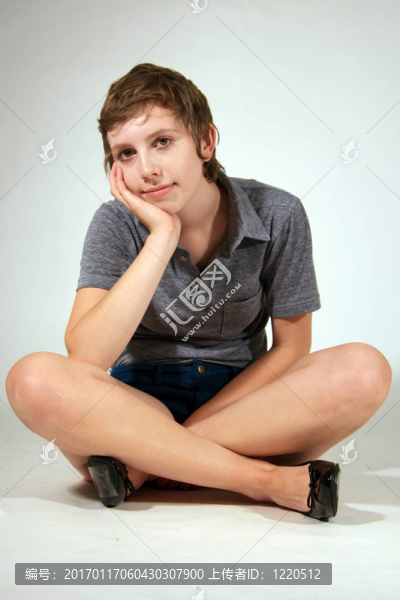 孤立的漂亮的年輕女人/女孩