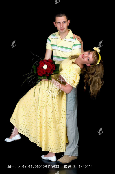 年輕快樂的新婚夫婦