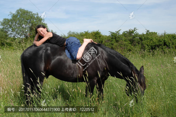 青少年和馬