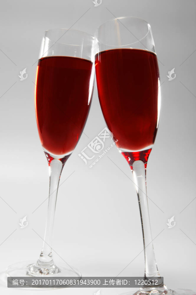 兩杯紅葡萄酒