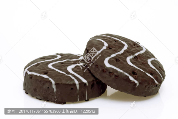 兩個(gè)巧克力蛋糕