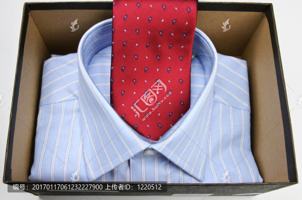紅領(lǐng)帶和襯衫