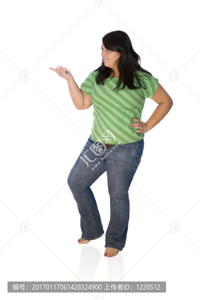 漂亮女人指著