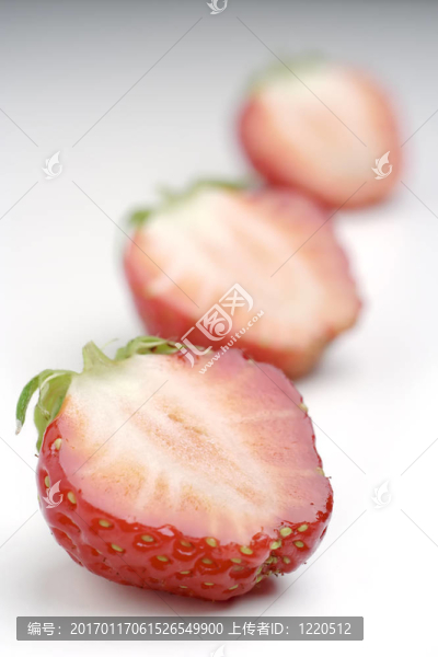 三半草莓