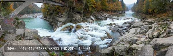 山區(qū)河流瀑布