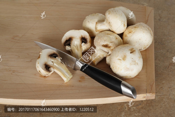 木材鋸板上的蘑菇