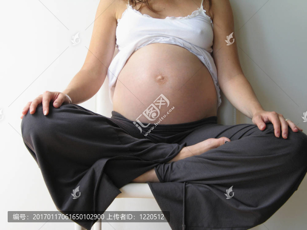 懷孕的年輕女人的肚子