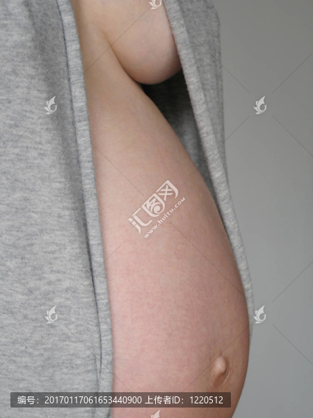 懷孕的年輕女人的肚子