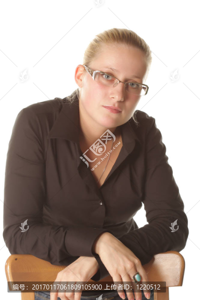 金發(fā)女郎背后的椅子