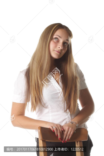 坐在椅子后面的女孩