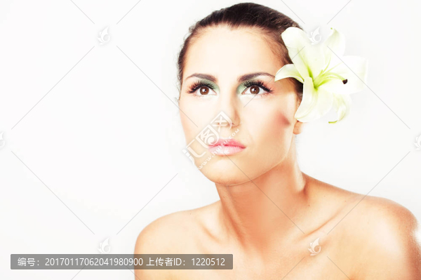 接近美麗的女孩與鮮花
