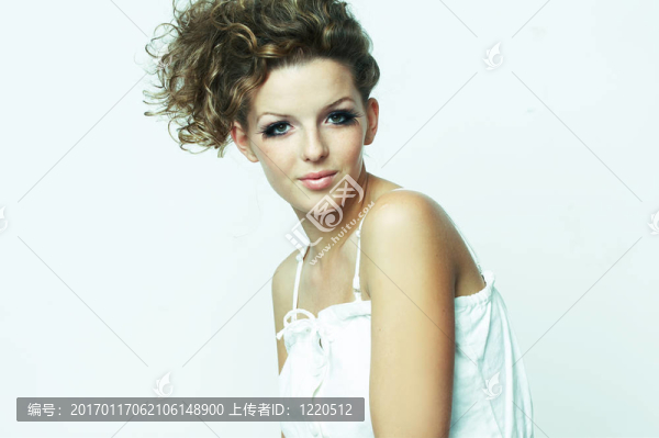 坐在白色背景上的女人