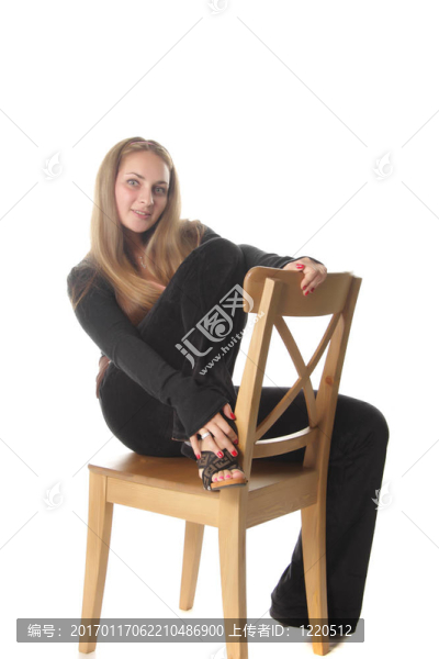 女孩在椅子上