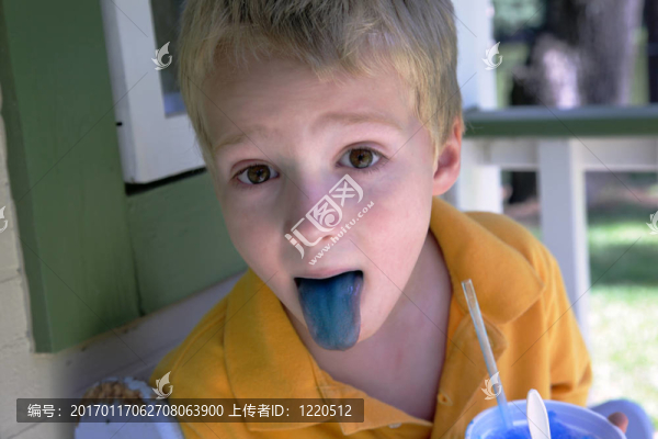 有藍舌的男孩