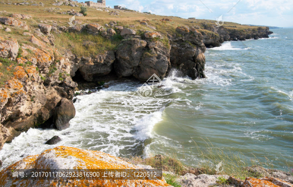 早上，夏天的海岸線