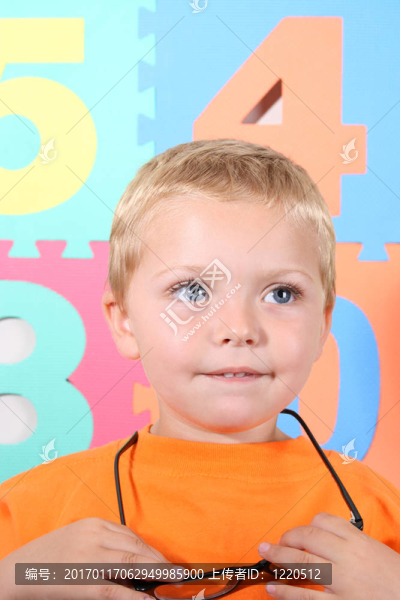 小孩戴眼鏡
