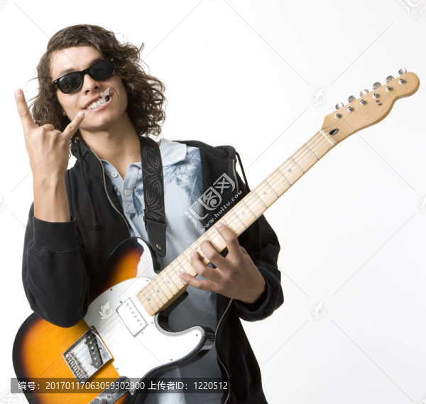 帶有吉他手勢的男孩
