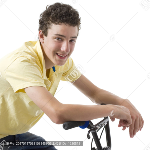 男孩坐在自行車上