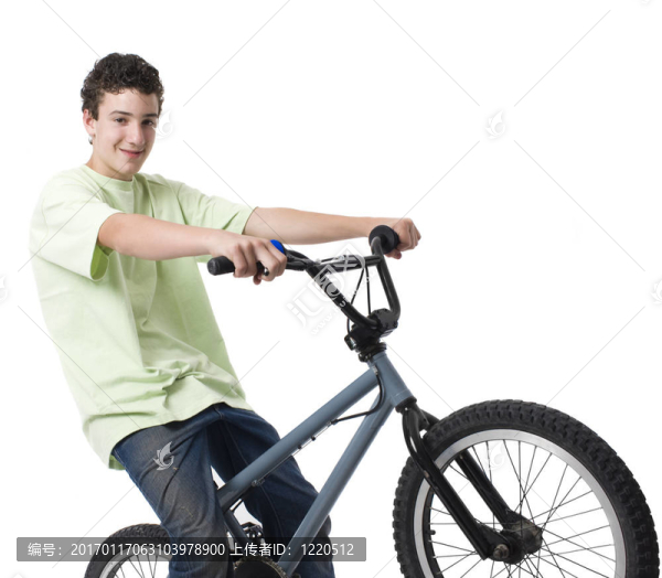 男孩騎自行車