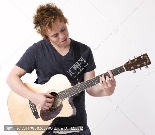 男孩彈吉他