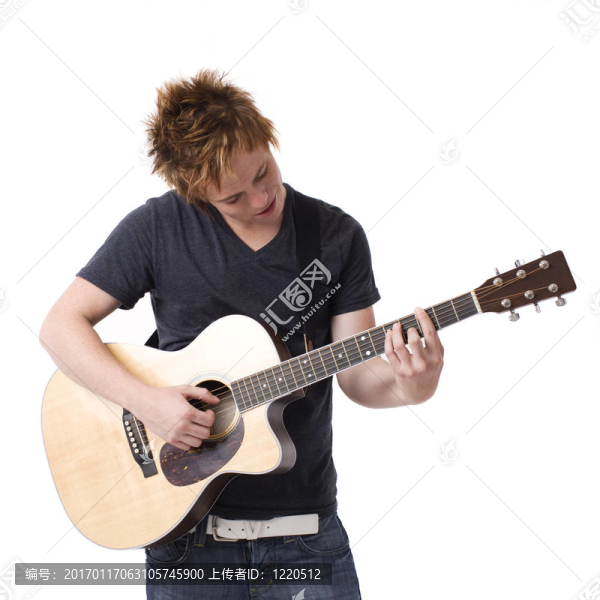 男孩彈吉他
