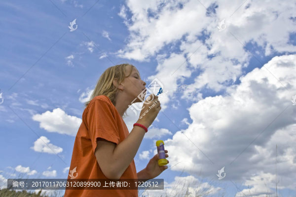 孩子們吹泡泡