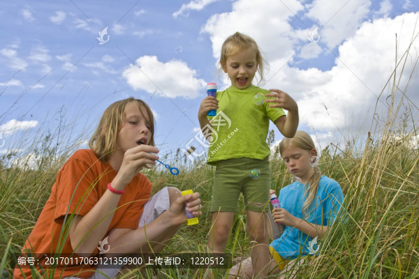 孩子們吹泡泡