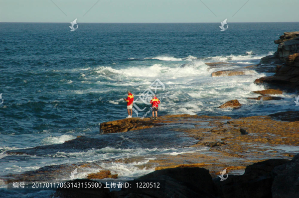 兩個(gè)漁夫在海灣里釣魚