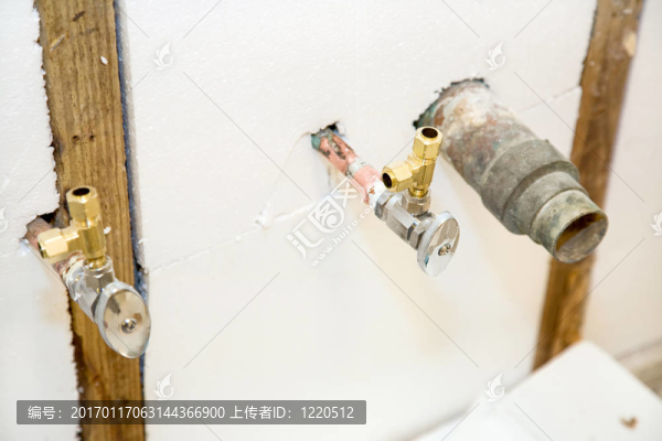 在絕緣墻內的水管裝置