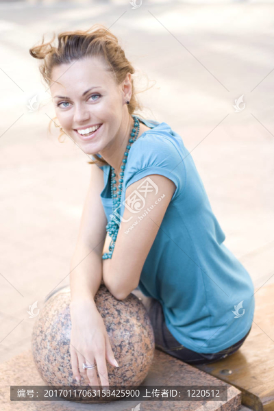 坐板凳上的女人